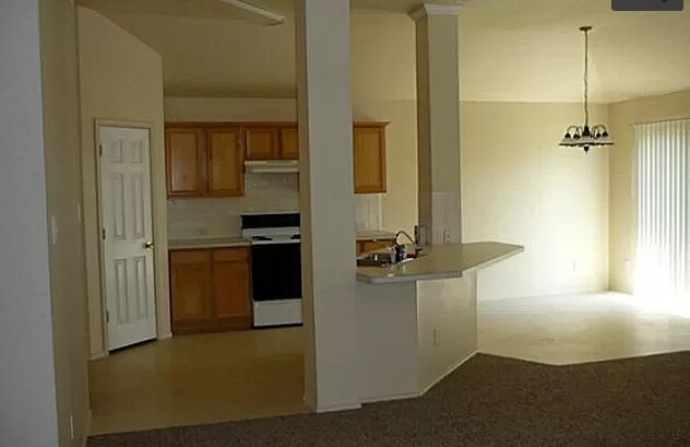 Foto del edificio - 664 Crystal Brook Dr