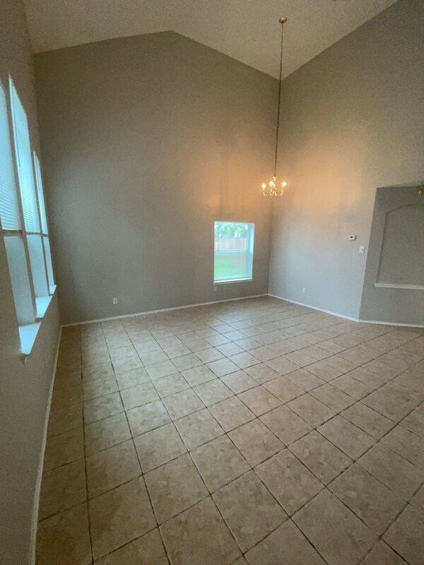 Building Photo - 20911 Southvine Ct