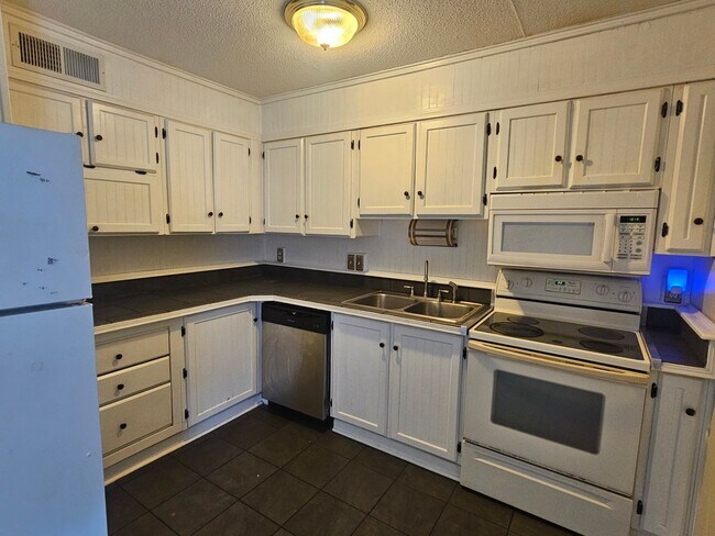 Foto del edificio - Updated 2BR Townhome Near S Beltline — Convenient Columbia Living