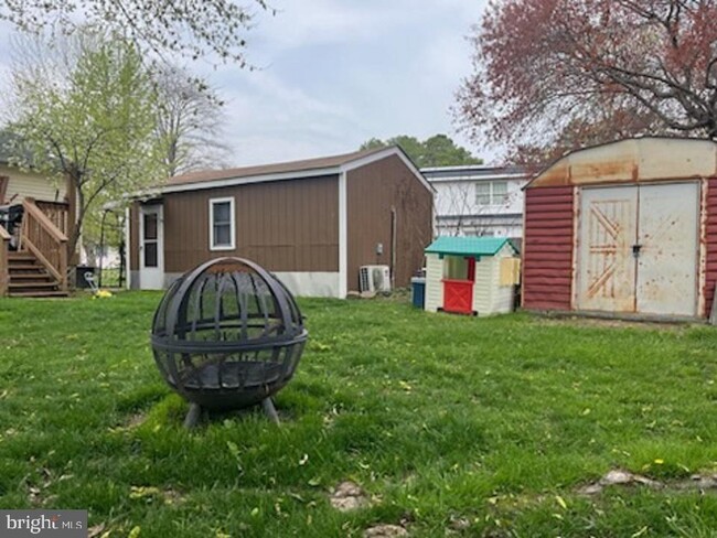 Building Photo - 5913 Vine Dr