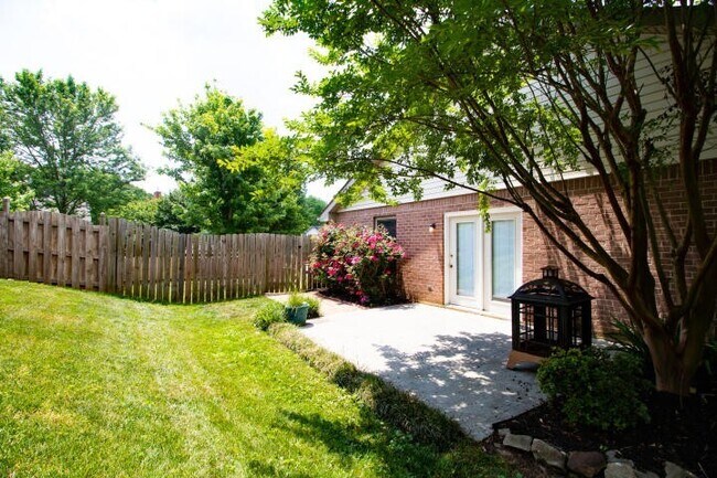 Foto del edificio - Knoxville 37922 - 3 bedroom, 2 bath with fenced-in yard - Call Susan Niedergeses (865) 300-4722