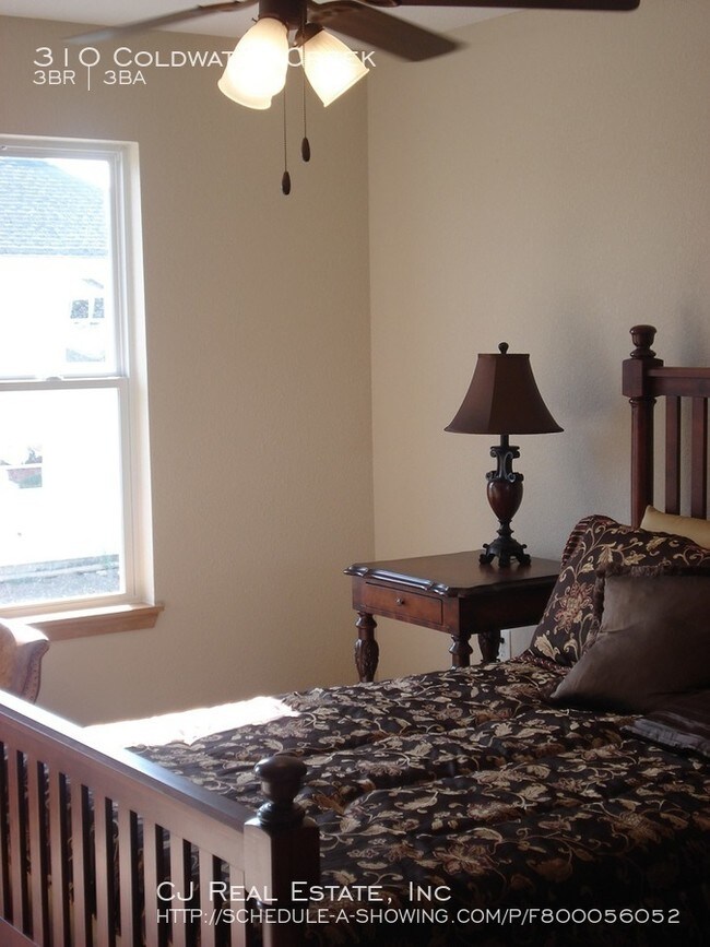 Foto del edificio - 310 NE Coldwater Creek Dr
