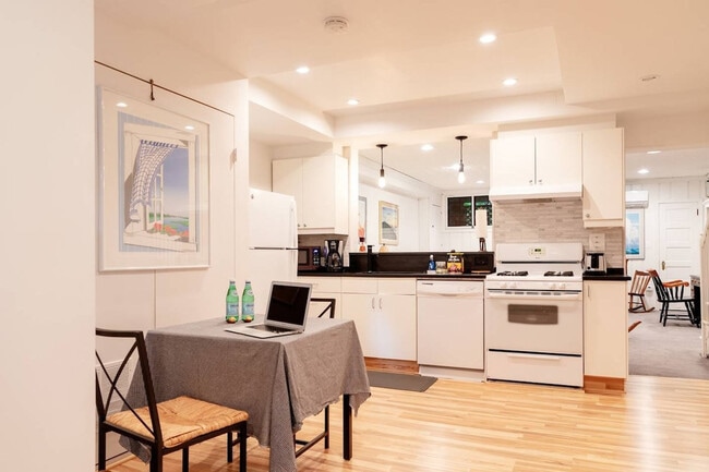 Foto del edificio - 3833 Calvert St NW