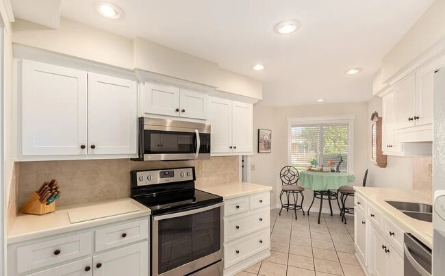 Building Photo - 10880 W Coggins Dr