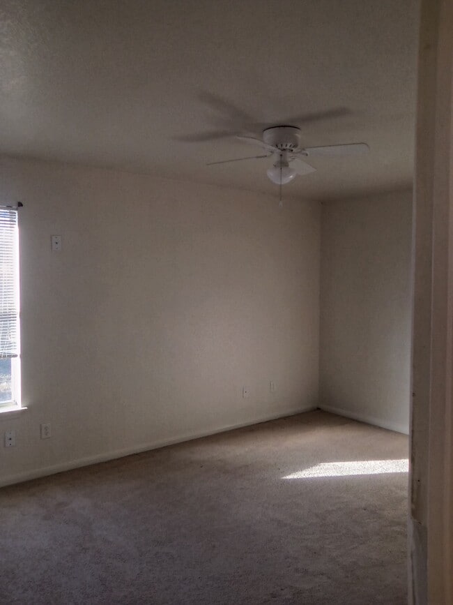 Building Photo - 1611 Powder Riv