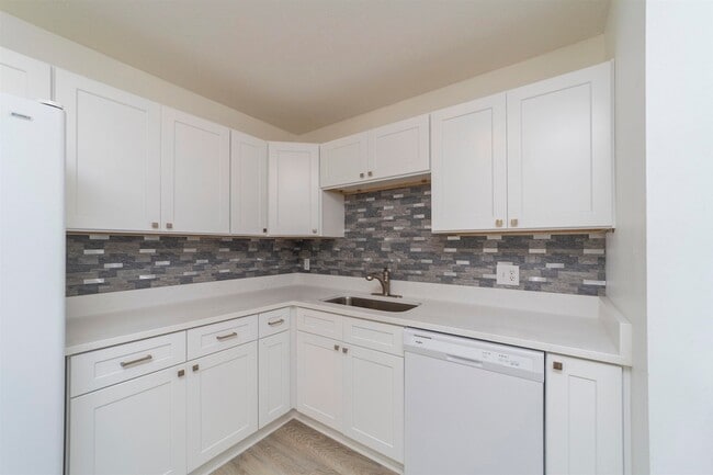 Building Photo - LOBELIA