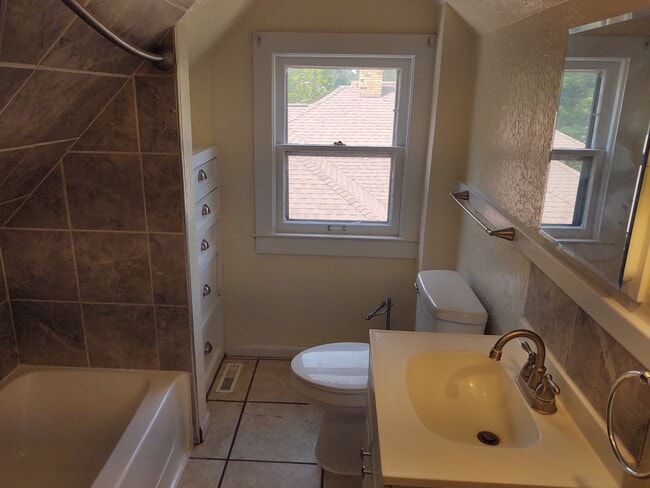 Building Photo - 229 W Walnut St