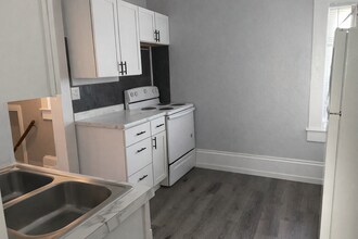 Building Photo - 15 S Grove St