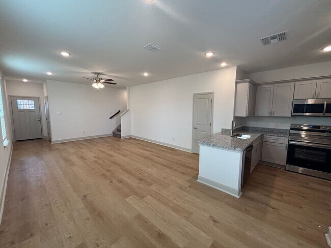 Foto del edificio - New Townhome, Ready for Move-in