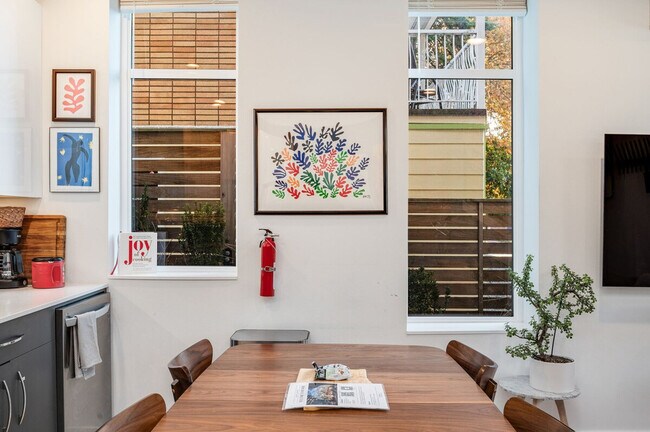 Foto del edificio - 764A Belmont Pl E