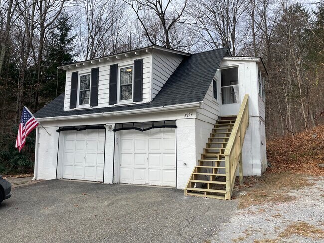 Fotografía del edificio - 235 Russia Rd