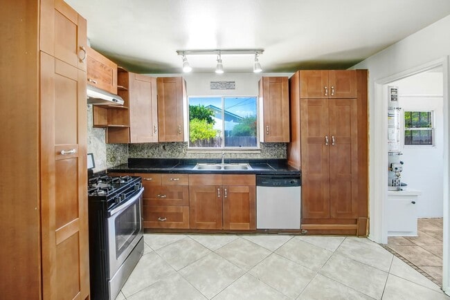 Building Photo - Available Now! 3/1.1  Single Story Home in...