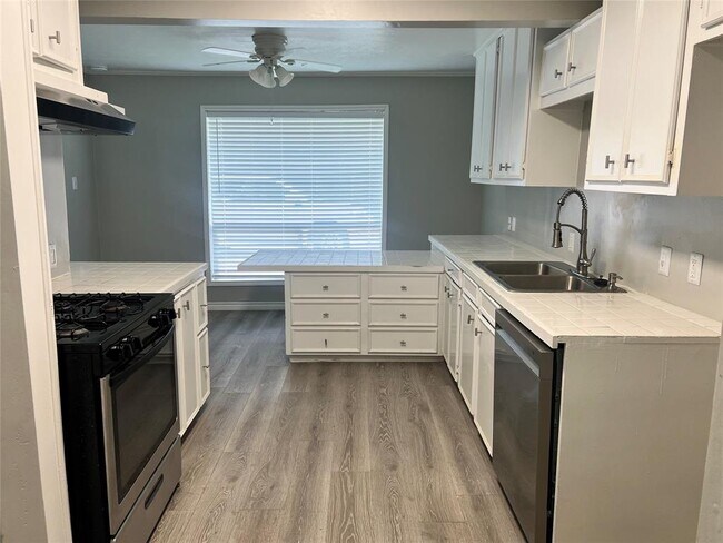 Foto del edificio - 1704 Laurel Oaks Dr