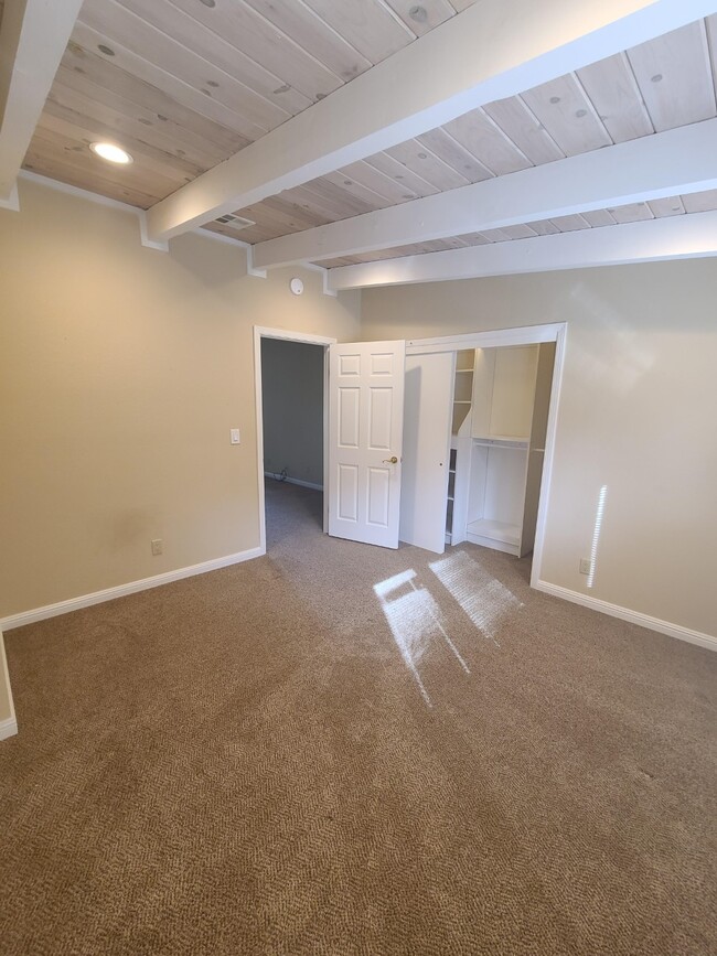 Building Photo - 13800 Robleda Rd