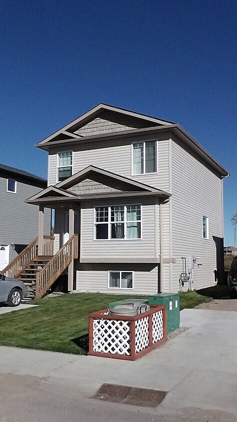 Primary Photo - 201 26 St