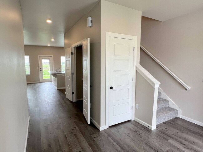 Building Photo - Spacious open-layout living area, perfect ...