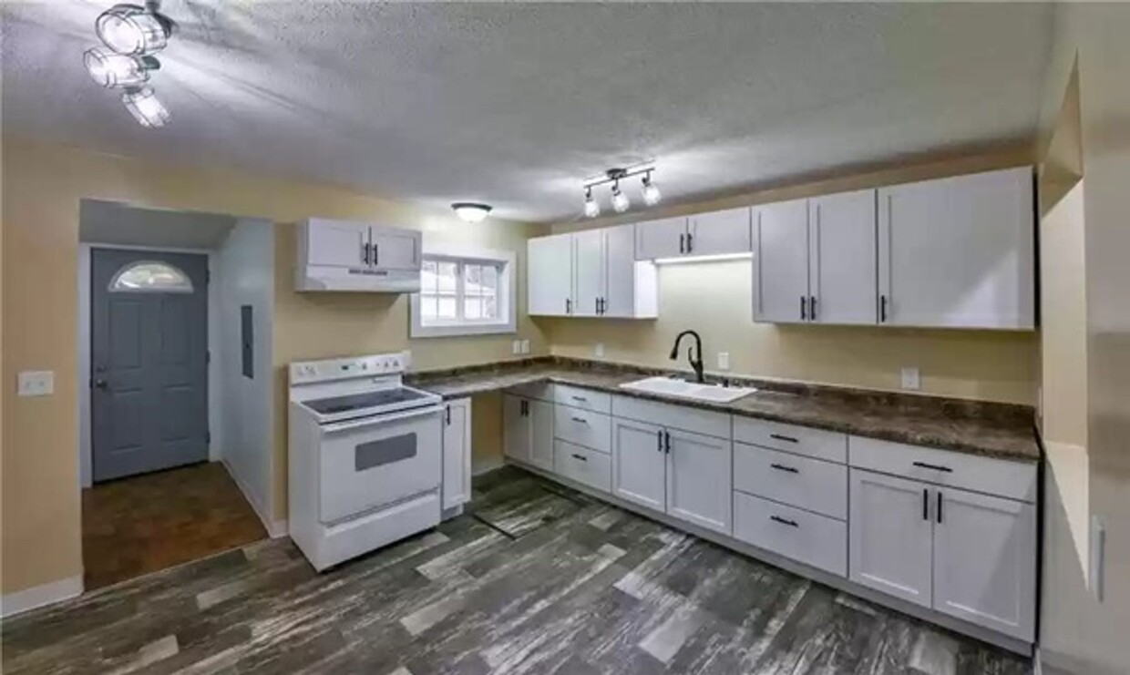 Foto principal - 3 Bedrooms, 1 Bathroom Single Family Home ...