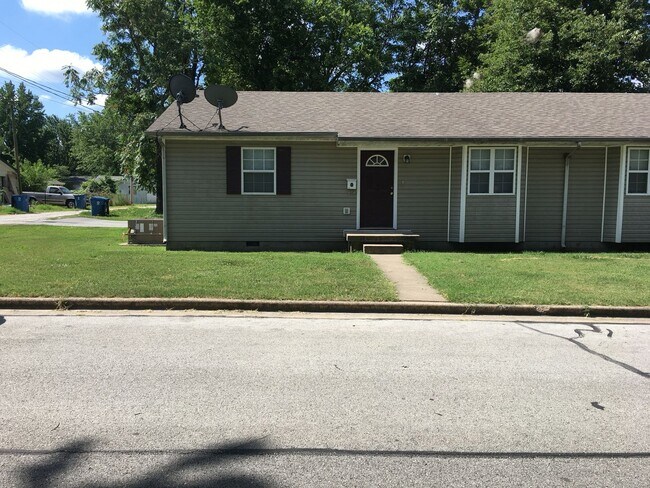 Building Photo - 2 Bedroom 1 Bath Duplex.  Great Central Lo...