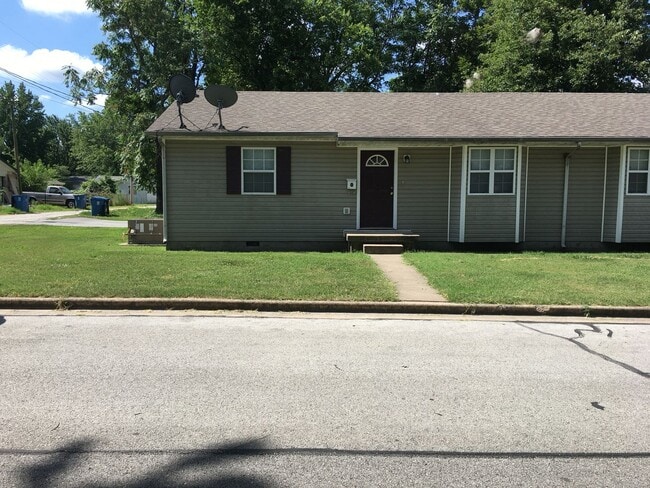 Building Photo - 2 Bedroom 1 Bath Duplex.  Great Central Location