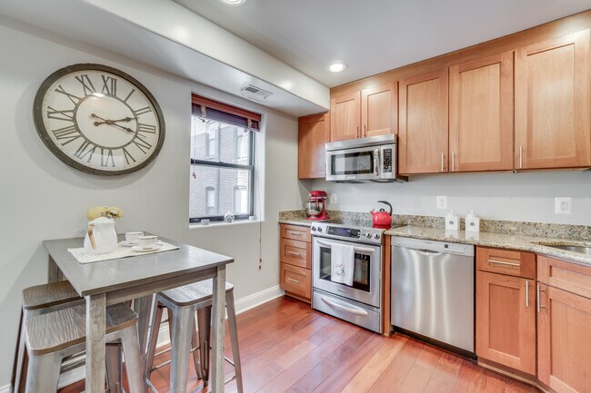 Cocina con electrodomésticos de alta gama. - 1354 Euclid St NW