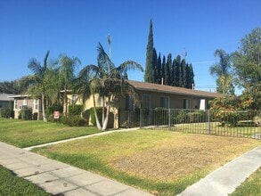 Building Photo - 1717 N Hollywood Way