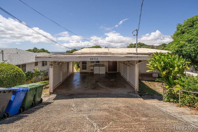 Foto del edificio - Partially Renovated Upstairs 3 BD 1 BA home in Aiea ($300 off the first month’s rent if moved in ...