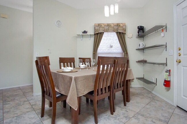 Foto del edificio - Single Family Home with Pool !