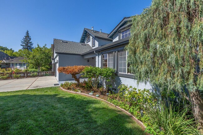 Foto del edificio - Elegant 3-Bedroom Home in Palo Alto’s Midt...