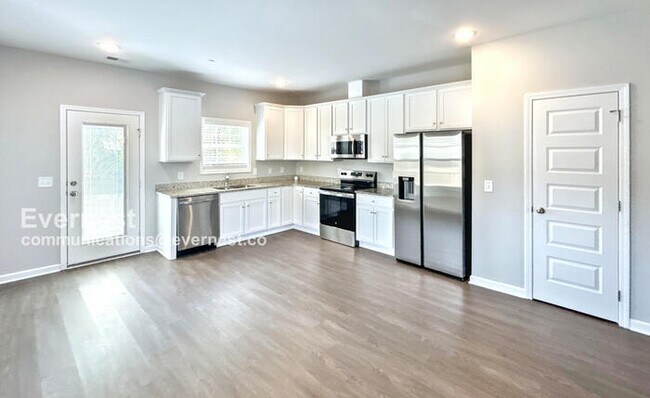 Foto del edificio - 4 Bedroom Home in Columbia - Pet Friendly