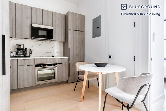 Foto del edificio - 230 W 72nd St