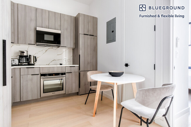 Building Photo - 230 W 72nd St