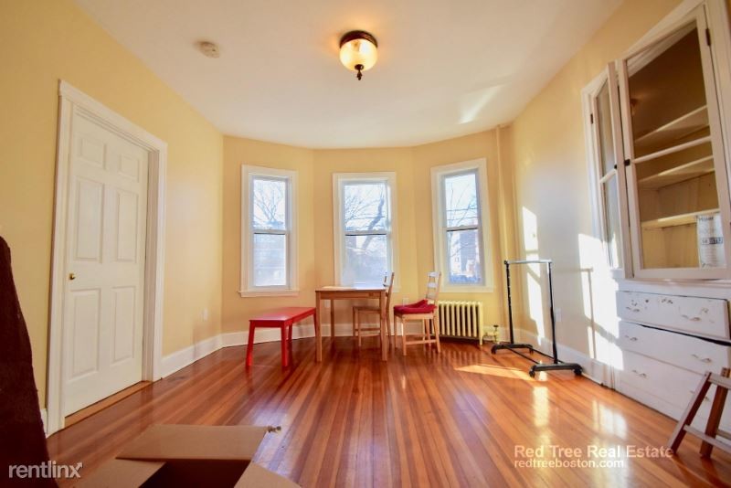 Primary Photo - 2 Madison Park Ct