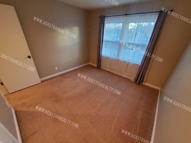 Building Photo - Beautiful Hard to Find Duplex in Olathe No...