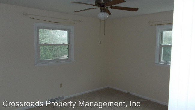 Building Photo - 3 br, 1.5 bath House - 442 Surrey Drive