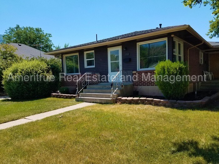 Primary Photo - Cute 3 bed 1 bath duplex available.