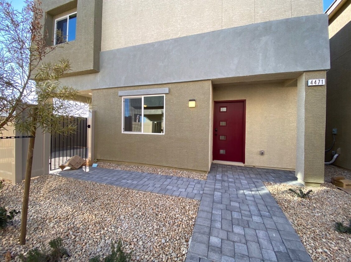 Foto principal - 4 BED 3 BATH Townhome, 1 LOFT, 2 GARAGES, ...