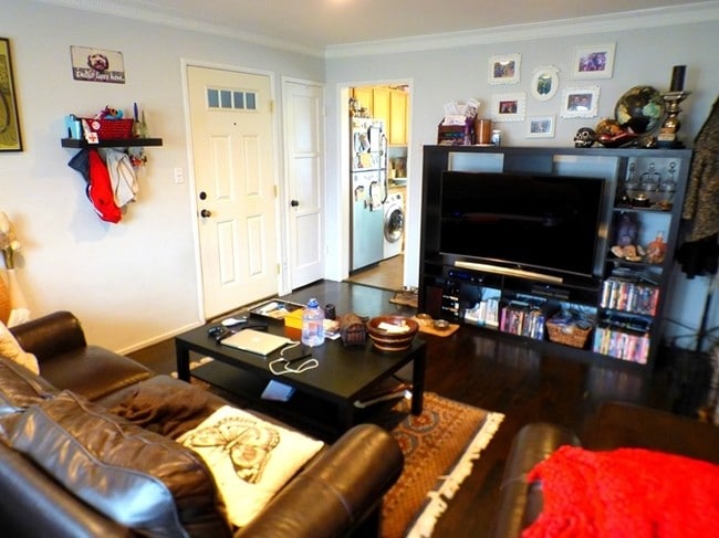  - 13573 Moorpark St
