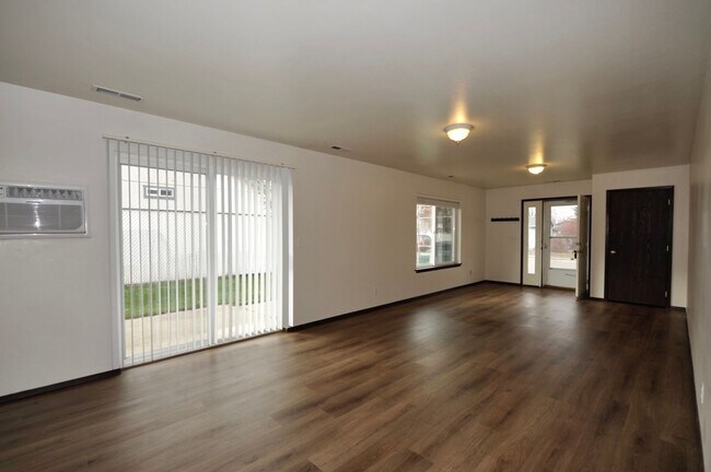 Foto del edificio - 2 bed 1 bath duplex with fenced yard