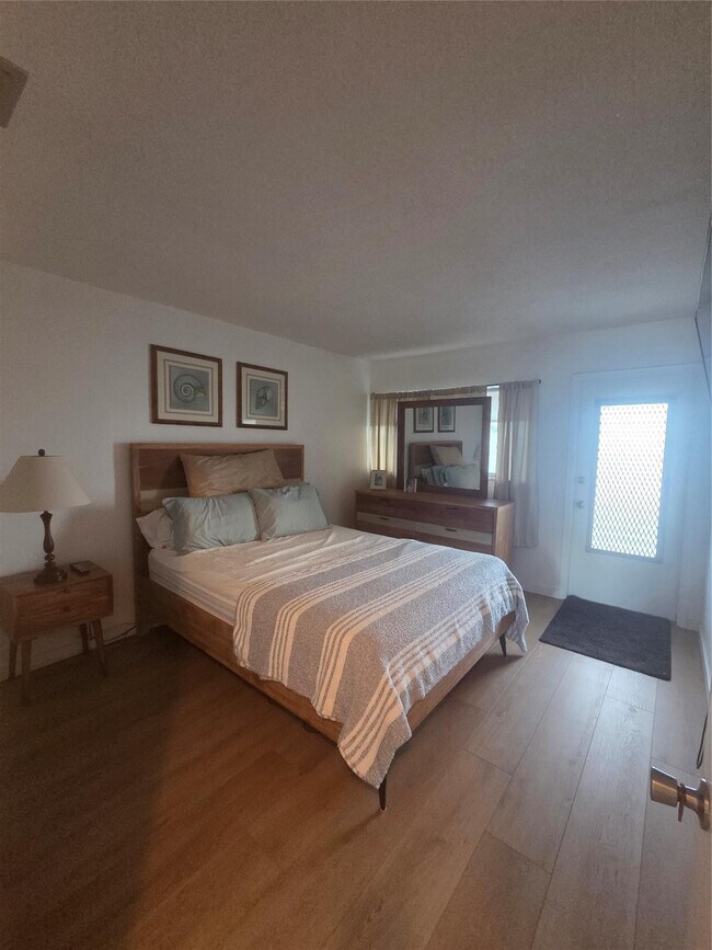 Building Photo - 1920 NE 51st Ct