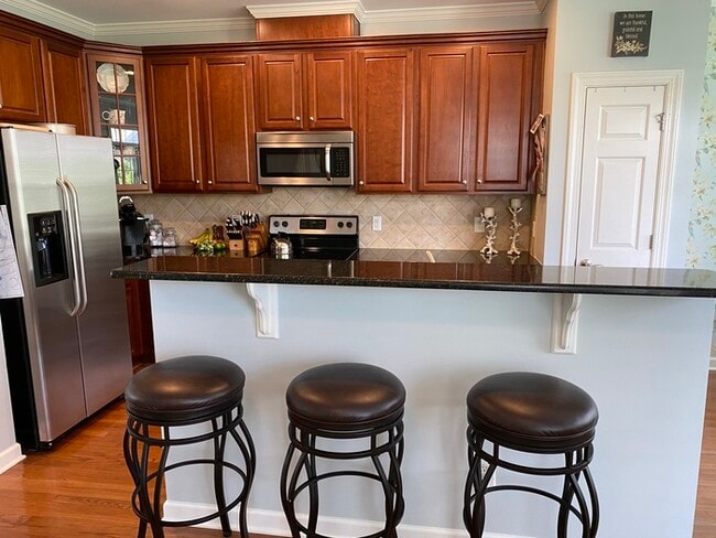 Building Photo - Excellent Location End Unit Townhome