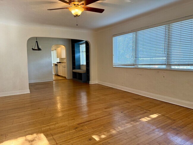 Foto del edificio - Euclid/Woodlawn Roommate Dream 4/3 home