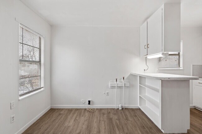 Building Photo - Updated 1-Bed Apartment with Private Entry and Huge Storage Room
