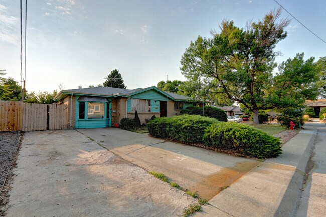 Building Photo - Beautiful Brick Ranch Home in a Corner Lot!