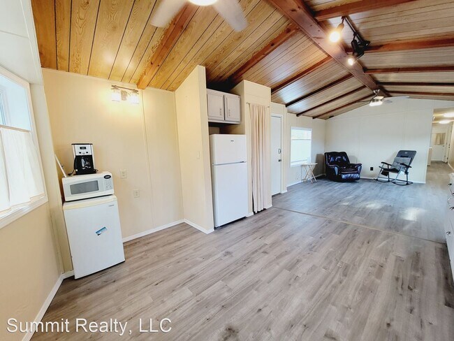 Building Photo - 2 br, 1.5 bath House - 6002 Chatham Dr