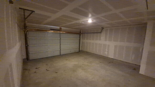 Building Photo - 345 Middle Grn Lp