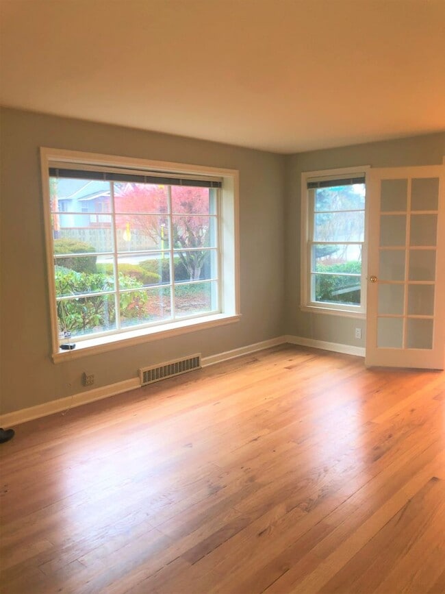 Building Photo - Location, Location!! Charming 4 bedroom 2 ...