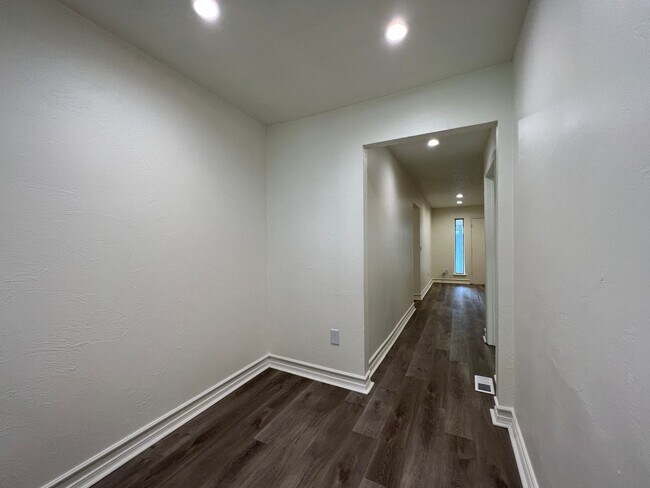 Building Photo - 3 Bedroom/2 Bathroom Home with Covered Pat...