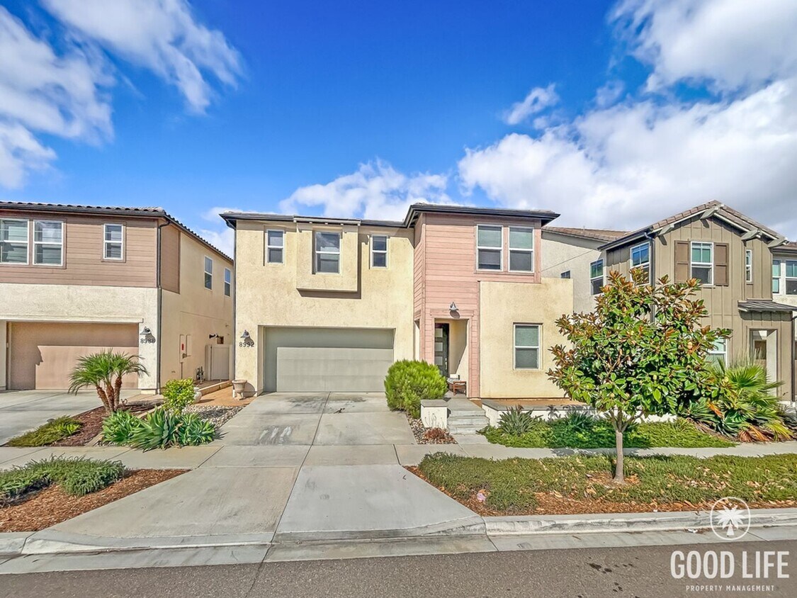 Foto principal - Gorgeous 4B/3BA house w/ large backyard & ...