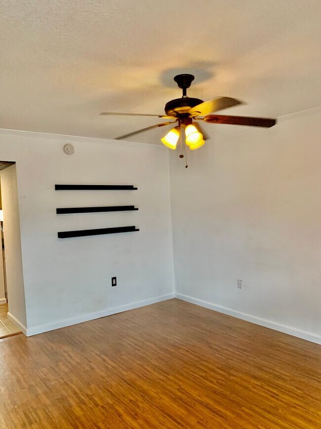Foto del edificio - Updated condo off of Bluebonnet / Call abo...