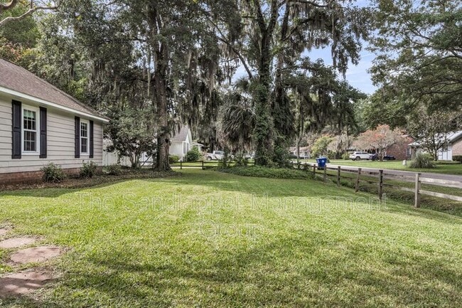 Building Photo - 18 Paddlecreek Ave